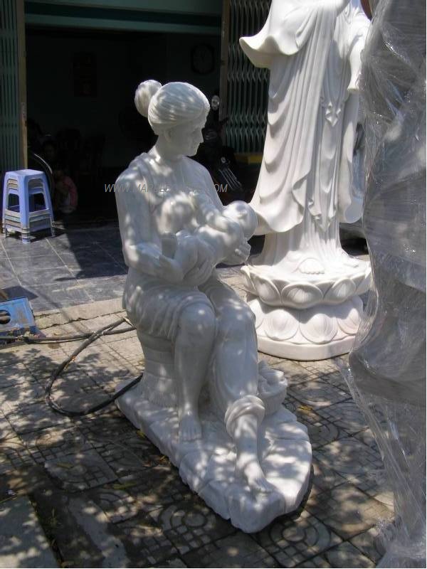 mother and baby statue